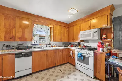 81 Calumet St, Pittsfield, MA 01201 - Photo 8