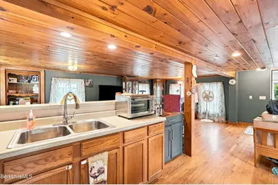 19 1/2 Spring St, North Adams, MA 01247 - Photo 12