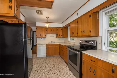 5 Whitman St, Pittsfield, MA 01201 - Photo 8