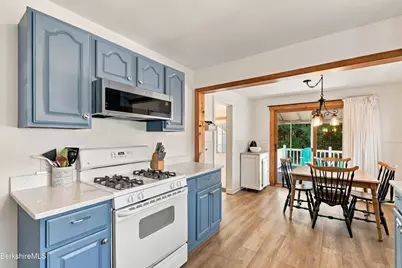 20 Delaware Ave, Pittsfield, MA 01201 - Photo 12