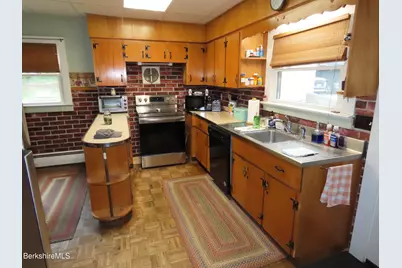9 Summer St, Adams, MA 01220 - Photo 10