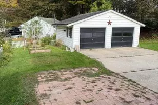 8 1/2 Orchard St, Adams, MA 01220 - Photo 16