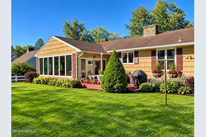 102 Tor Ct, Pittsfield, MA 01201 - Photo 2