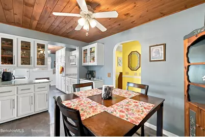 33 Highlawn Dr, Pittsfield, MA 01201 - Photo 10