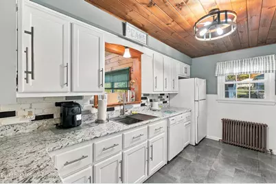 33 Highlawn Dr, Pittsfield, MA 01201 - Photo 6