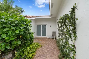 925 Foxpointe Cir, Delray Beach, FL 33445 - Photo 2