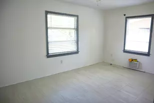 1056 NE 34th Ct, Oakland Park, FL 33334 - Photo 8