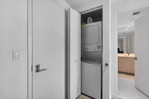 55 SW 9th St, Miami, FL 33130 - Photo 18