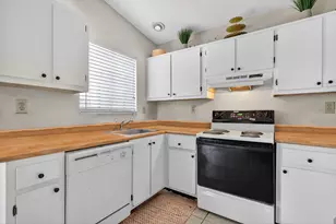 9721 W Daffodil Ln, Miramar, FL 33025 - Photo 6
