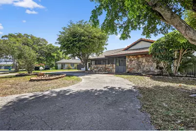 19811 W Oakmont Drive, Hialeah, FL 33015 - Photo 40