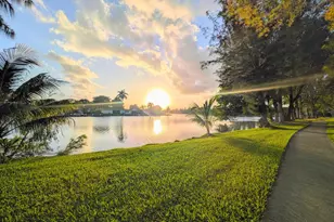 10180 E Cypress Ct, Pembroke Pines, FL 33026 - Photo 24