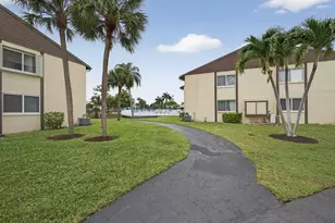 327 Pine Ridge Cir, Greenacres, FL 33463 - Photo 4