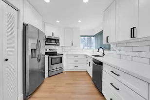 10372 SW 9th Ln, Pembroke Pines, FL 33025 - Photo 18