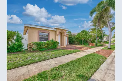 556 E Ridge Cir Circle N, Boynton Beach, FL 33435 - Photo 2