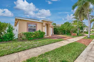 556 E Ridge Cir Circle N, Boynton Beach, FL 33435 - Photo 2