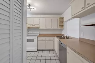 9470 Poinciana Pl, Davie, FL 33324 - Photo 8