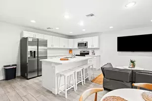 565 Lilac Ct, West Palm Beach, FL 33407 - Photo 2