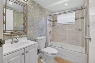 204 Flanders E, Delray Beach, FL 33484 - Photo 16