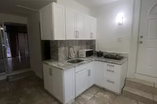 31 NE 56th St, Oakland Park, FL 33334 - Photo 2