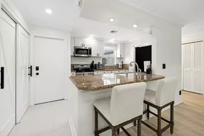 556 SW 24th Avenue, Boynton Beach, FL 33435 - Photo 6