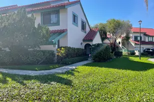24 Lexington Ln W, Palm Beach Gardens, FL 33418 - Photo 2
