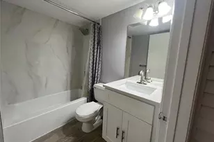 400 Palm Cir W, Pembroke Pines, FL 33025 - Photo 10