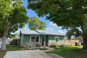 364 16th St SW, Vero Beach, FL 32962 - Photo 2