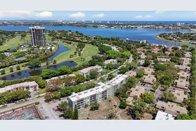 1638 Embassy Drive #208, West Palm Beach, FL 33401 - Photo 4