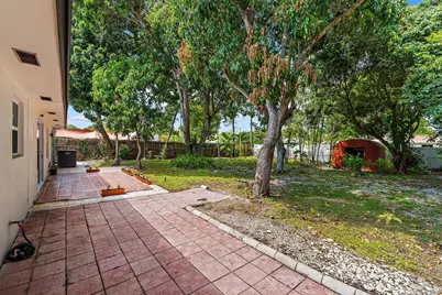 425 Greenbriar Drive, Lake Park, FL 33403 - Photo 28