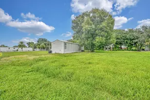 585 NW Ave D, Moore Haven, FL 33471 - Photo 16