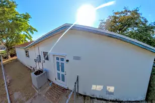 8528 Windsor Dr, Miramar, FL 33025 - Photo 10