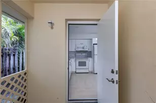 129 SE 4th St, Hallandale Beach, FL 33009 - Photo 10