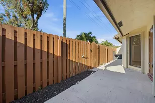 131 Springdale Cir, Palm Springs, FL 33461 - Photo 18