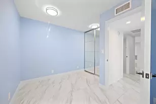 137 Golden Isles Dr, Hallandale Beach, FL 33009 - Photo 26