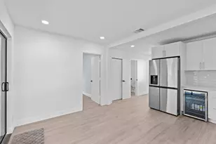 699 NE 40th St, Oakland Park, FL 33334 - Photo 18