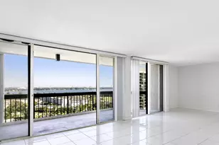 2425 Presidential Way Way, West Palm Beach, FL 33401 - Photo 2