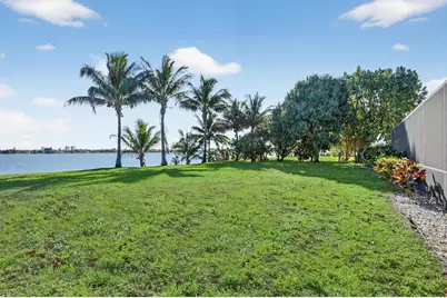 2410 Embassy Drive, West Palm Beach, FL 33401 - Photo 38