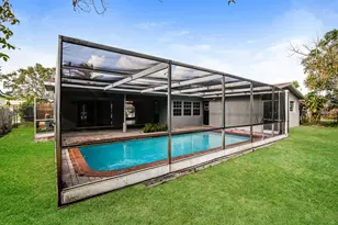 8460 Southampton Dr, Miramar, FL 33025 - Photo 18