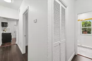 518 Biscayne Dr, West Palm Beach, FL 33401 - Photo 10