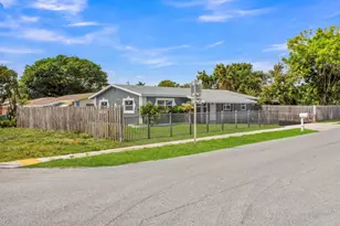 915 SW 3rd St, Boynton Beach, FL 33435 - Photo 4