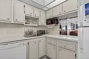 1030 Country Club Dr, Margate, FL 33063 - Photo 8