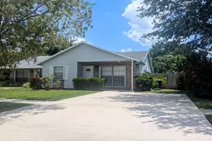 1350 Riverside Cir, Wellington, FL 33414 - Photo 2