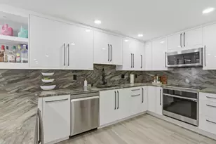 6039 Collins Ave, Miami Beach, FL 33140 - Photo 4