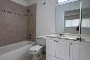 417 E Palm Cir Circle E, Pembroke Pines, FL 33025 - Photo 6