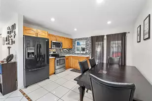 9804 NW 70th St, Tamarac, FL 33321 - Photo 2