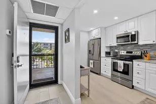 6 Royal Palm Way, Boca Raton, FL 33432 - Photo 2