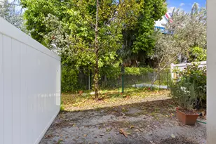 1004 Sweet Briar Ln, Riviera Beach, FL 33410 - Photo 20
