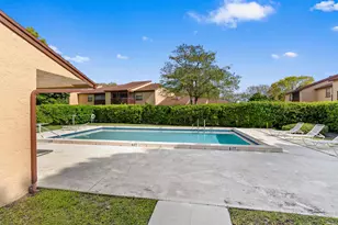 402 Lakeview Dr E, Royal Palm Beach, FL 33411 - Photo 4