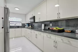 8992 Palm Tree Ln, Pembroke Pines, FL 33024 - Photo 2