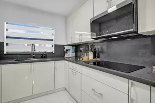 8992 Palm Tree Ln, Pembroke Pines, FL 33024 - Photo 4